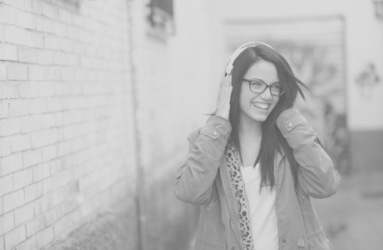 Teilnehmer bei der Arbeit an Finanzmodellen und Datenanalyse